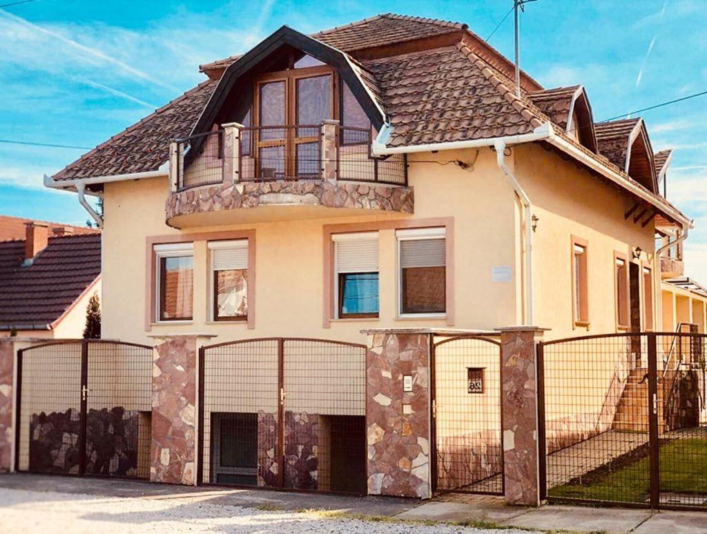 Aranyló apartmanház Hajdúszoboszló Esterno foto